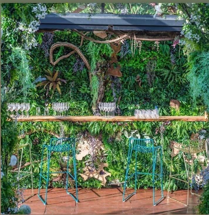 Décor végétal sur un bar