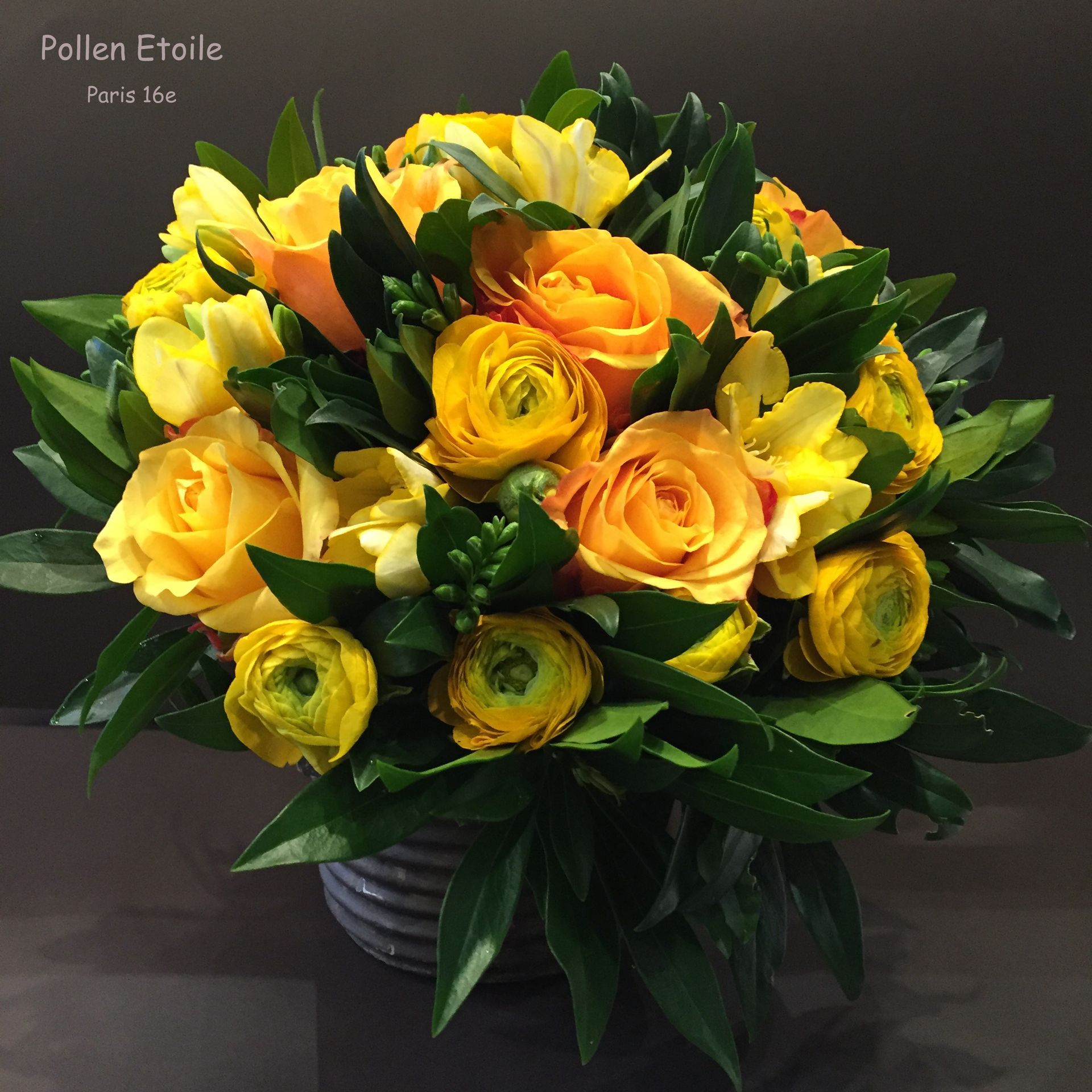 Bouquet de fleurs jaunes en pot