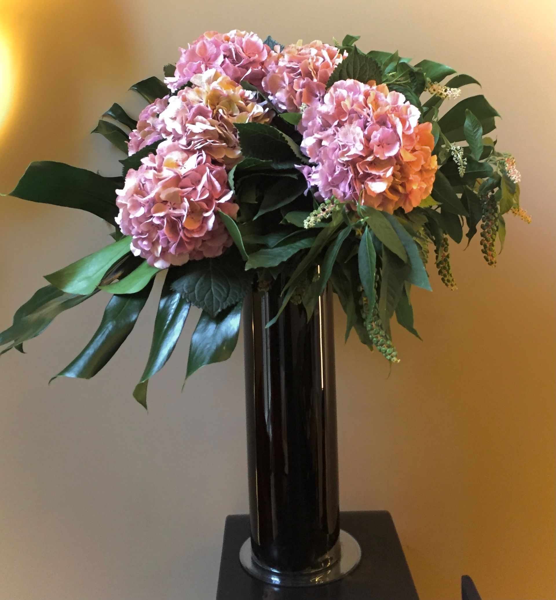 Fleurs rose dans un vase noir