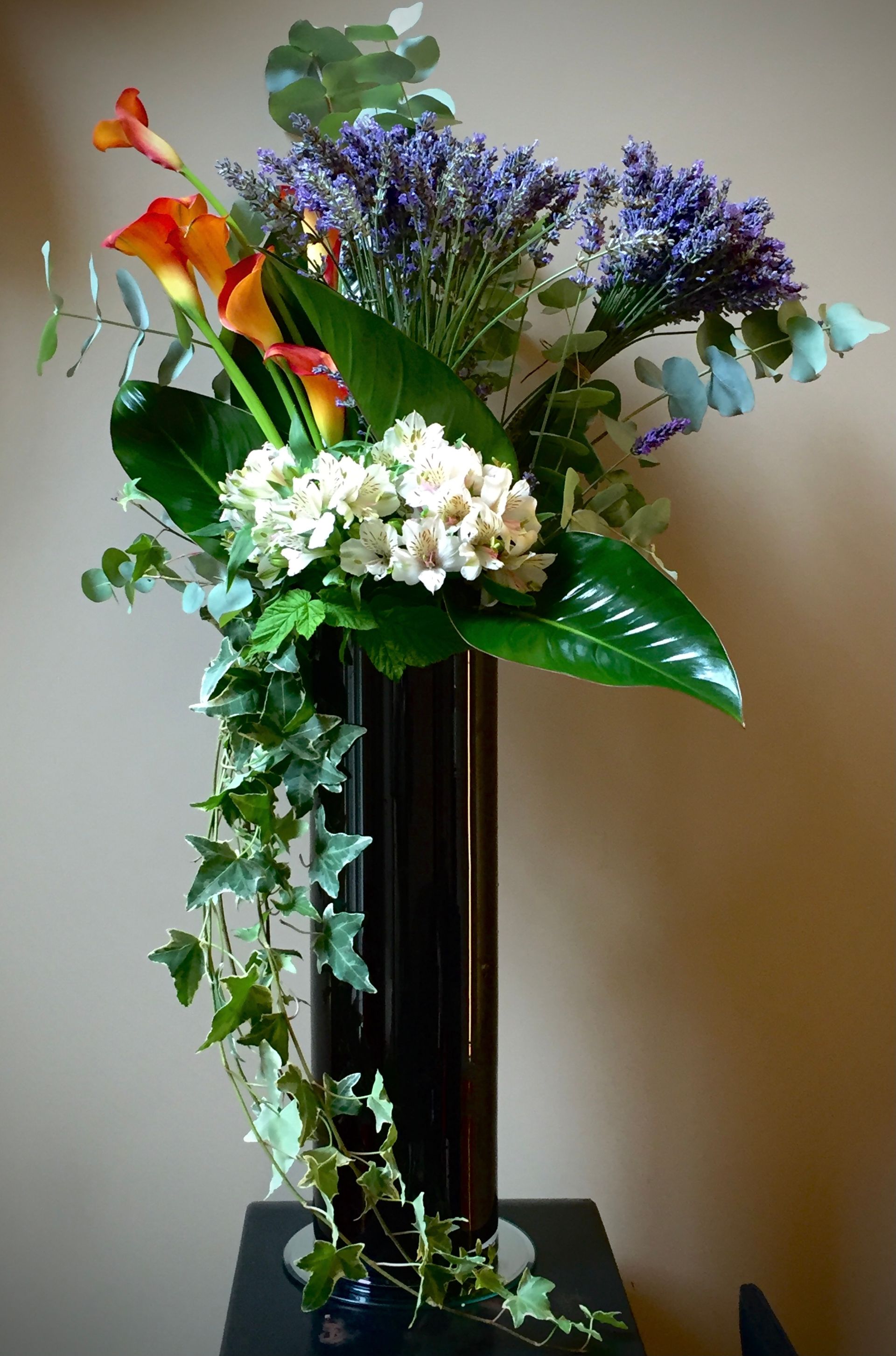 Fleurs colorées dans un vase