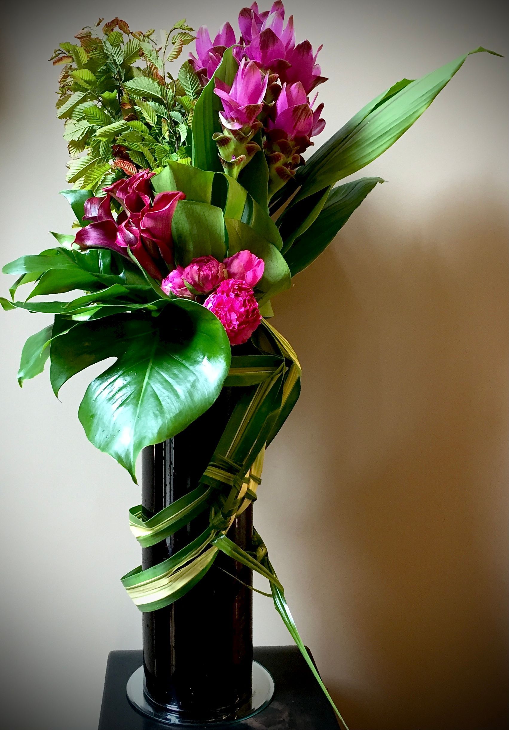 Fleurs roses dans un vase noir