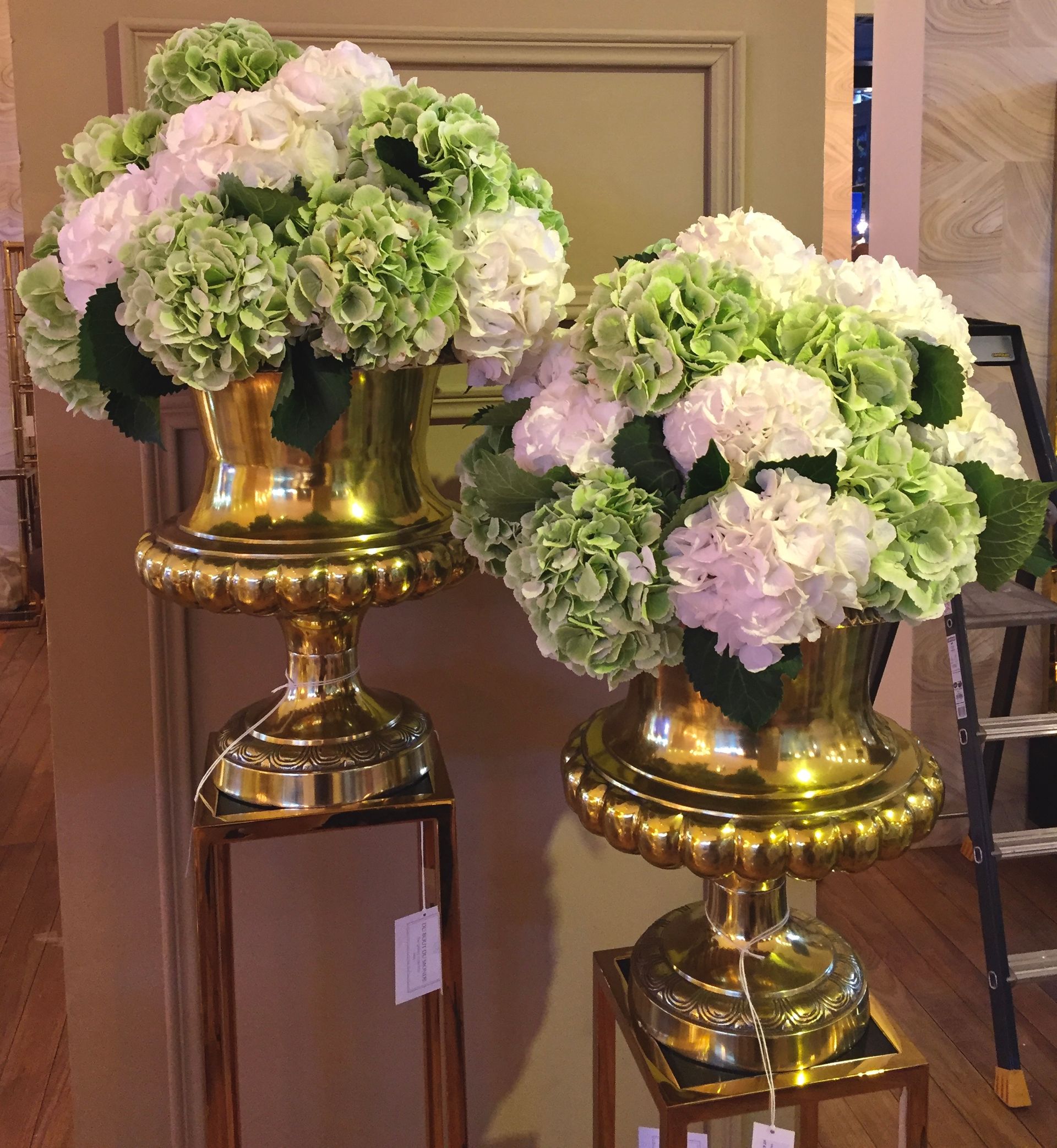 Fleurs dans un vase doré