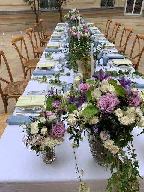 Fleurs rose pour un dîner de mariage
