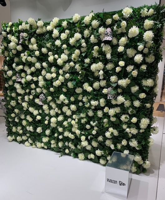 Mur végétal en fleurs blanches