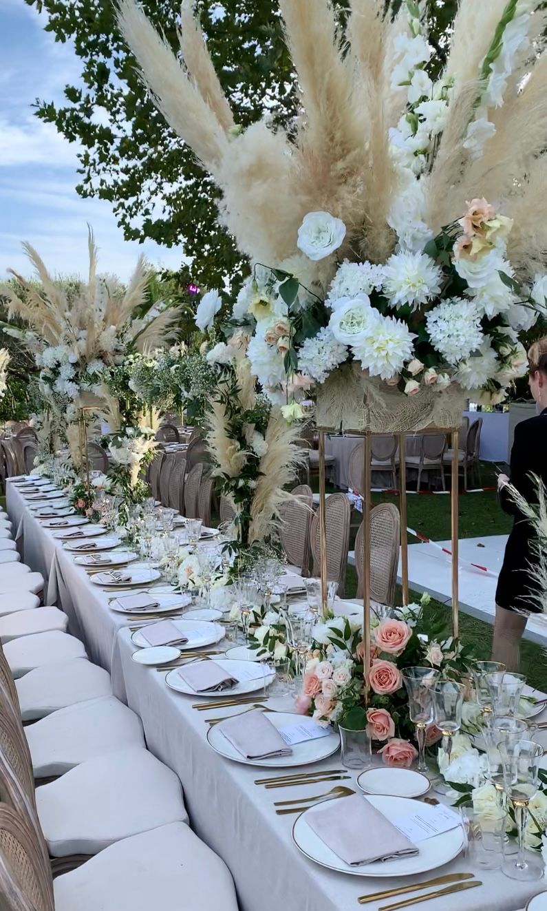 Table de mariage avec des fleurs blanches