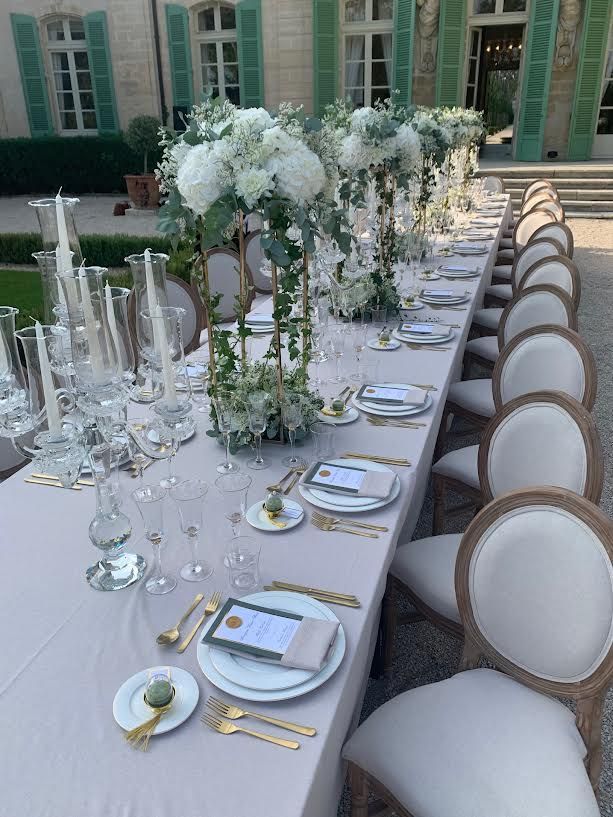 Fleurs blanches pour un dîner de mariage