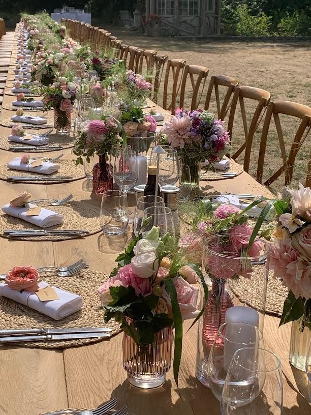 Fleurs rose pour un repas en extérieur