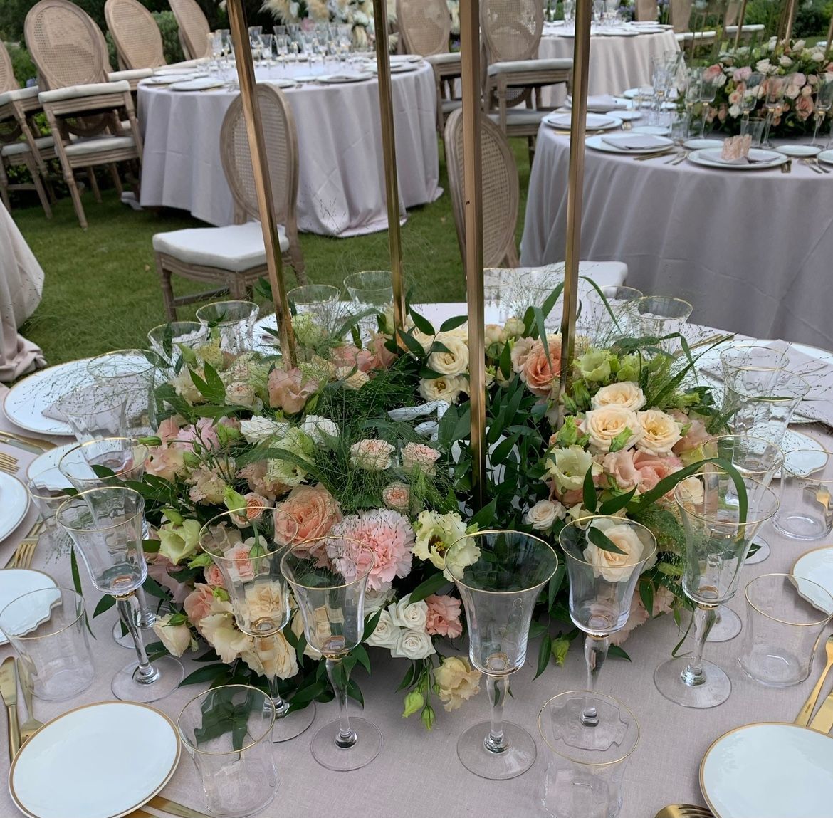 Fleurs sur une table ronde de mariage