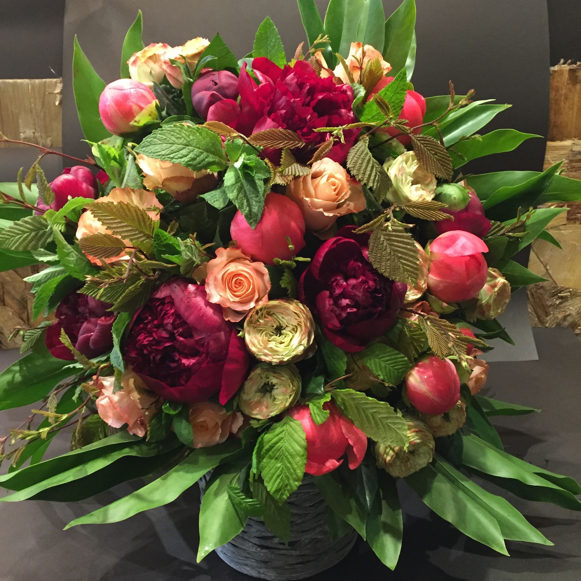 Bouquet de roses et de fleurs blanches