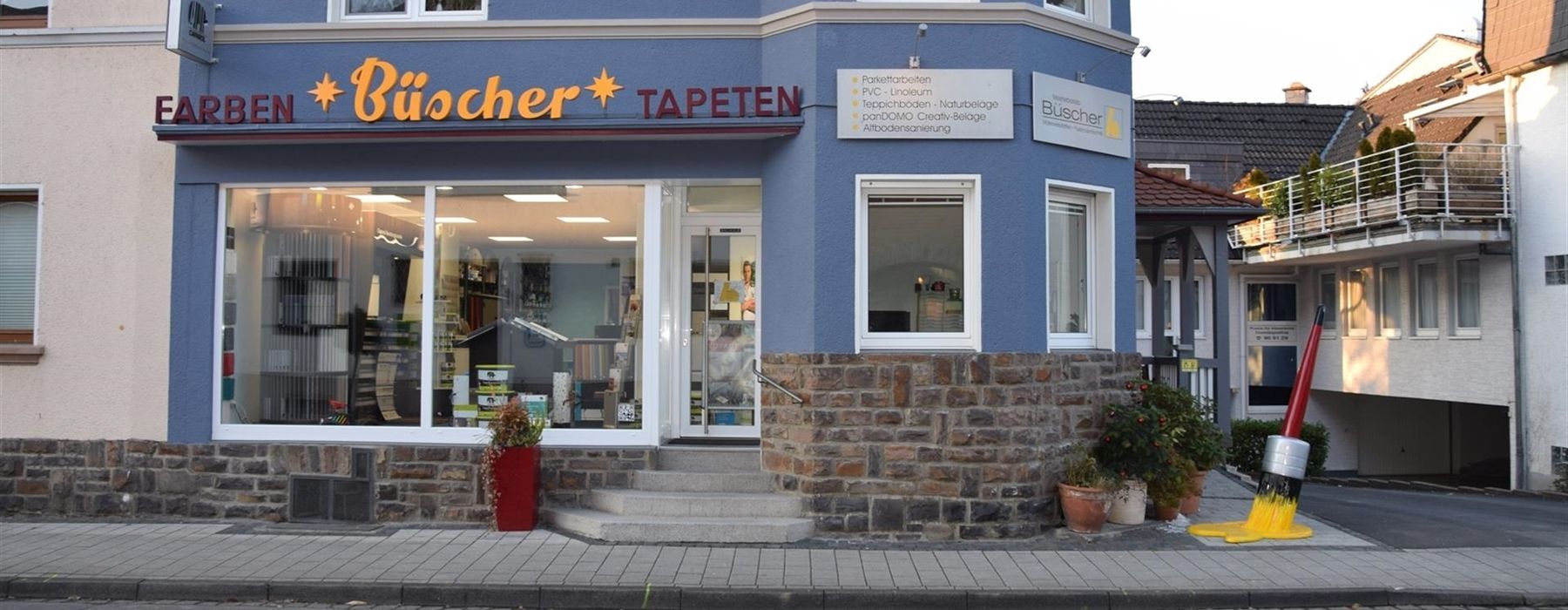 Ein blaues Gebäude mit dem Wort Buscher darauf