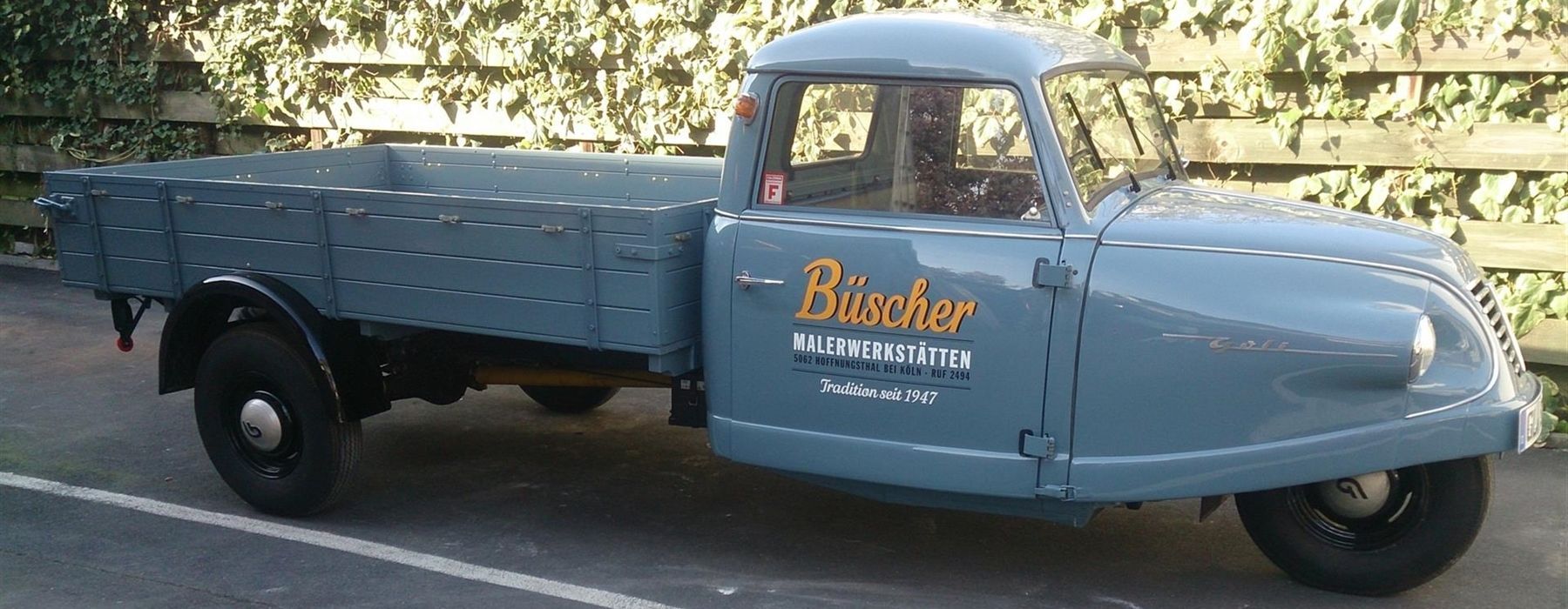 Ein blauer Lastwagen mit dem Wort „Bucker“ auf der Seite