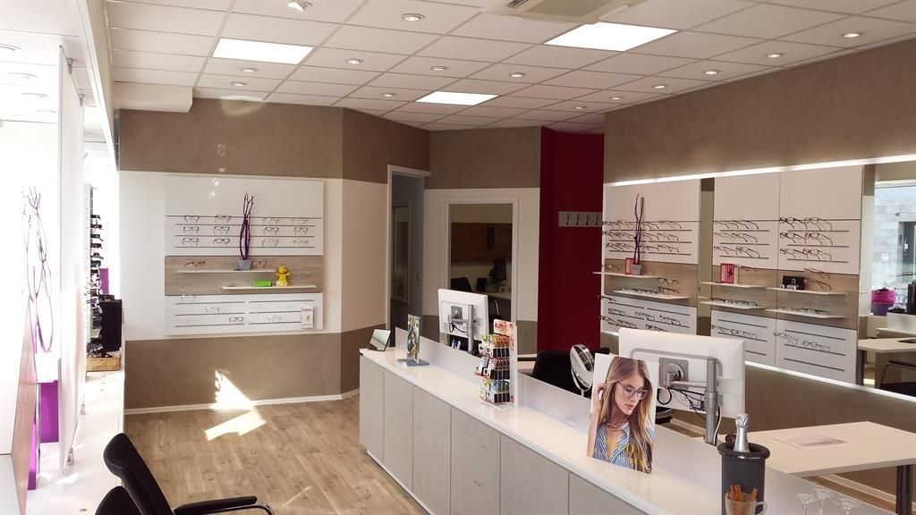 Ein großer Raum mit einer langen Theke und einem Frauenbild darauf