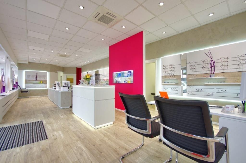 Zwei Stühle stehen vor einer Theke in einem Geschäft