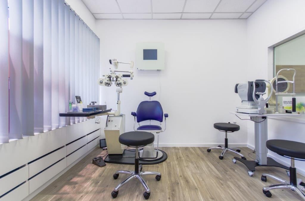 Eine Augenarztpraxis mit Stuhl und Hocker