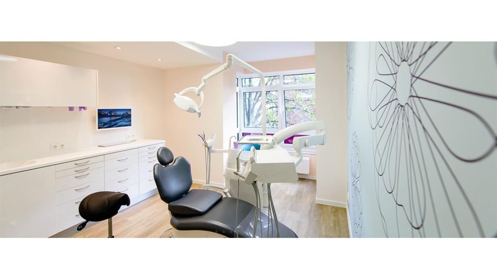 Eine Zahnarztpraxis mit einem Zahnarztstuhl und einem Hocker