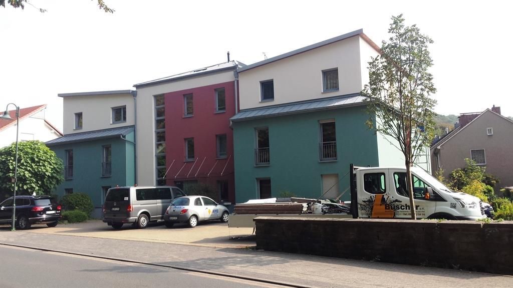 Ein weißer Lieferwagen steht vor einem Gebäude