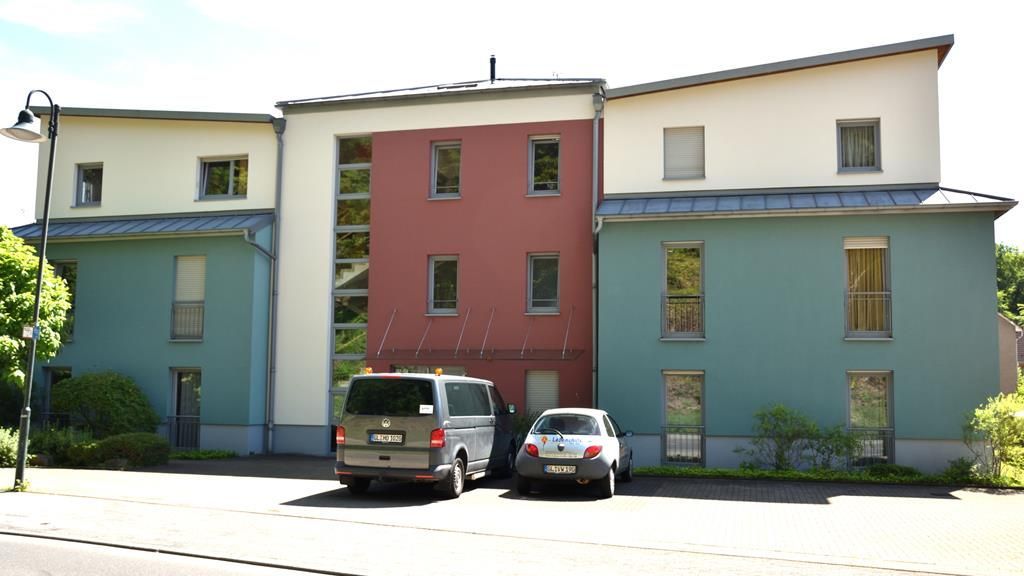 Ein weißer Lieferwagen steht vor einem Gebäude