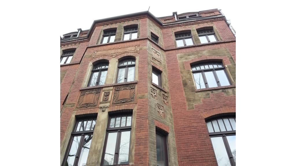 Ein großes rotes Backsteingebäude mit vielen Fenstern