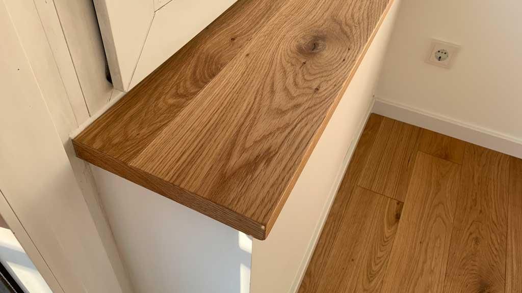 Eine Holzarbeitsplatte mit Holzboden in einem Raum.