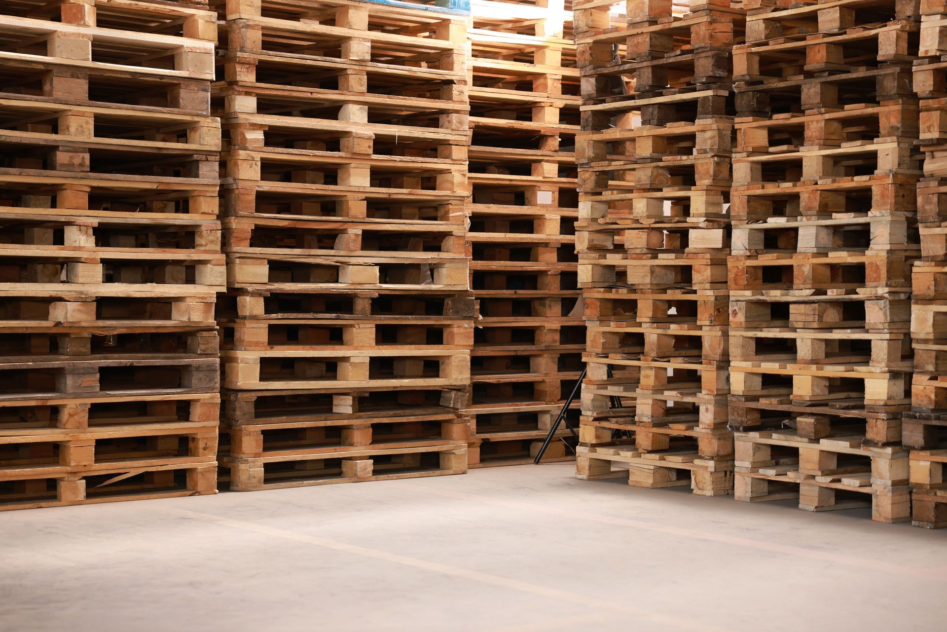 Una imagen de palets de madera con las palabras compra-venta de palets