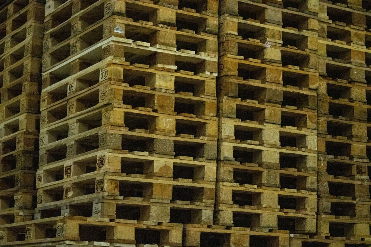Una pila de paletas de madera se apilan una encima de otra.