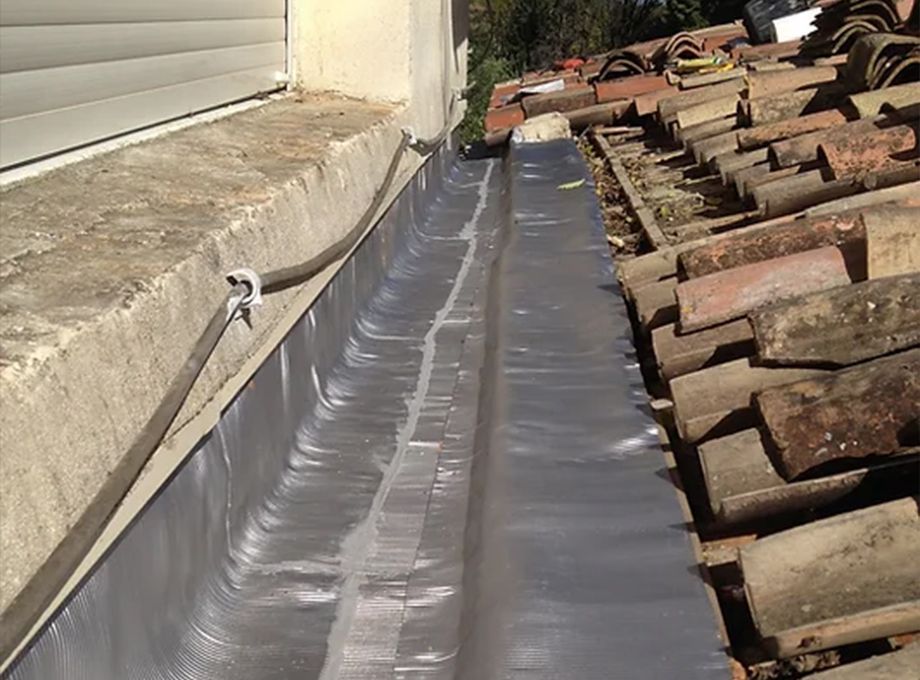 Travaux d'étanchéité d'une toiture de maison réalisé par la société Sud Toiture