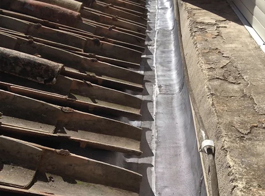 Travaux d'étanchéité d'une toiture réalisé par la société Sud Toiture