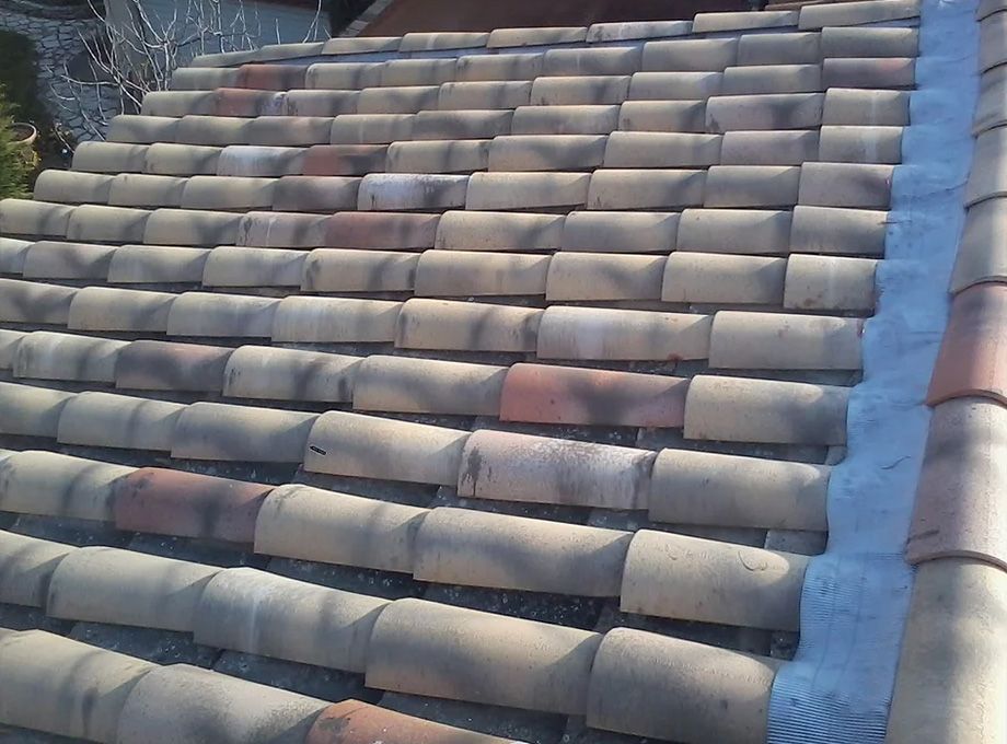 Tuiles anciennes rénovées par la société Sud Toiture 