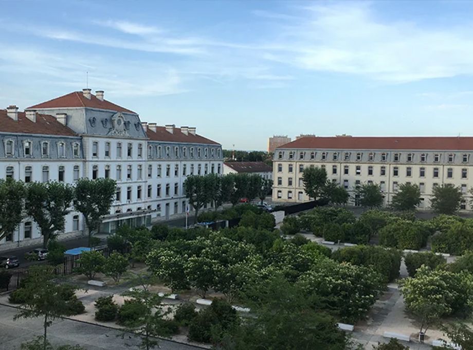 Vu de grands bâtiments avec des nouvelles couvertures de toiture