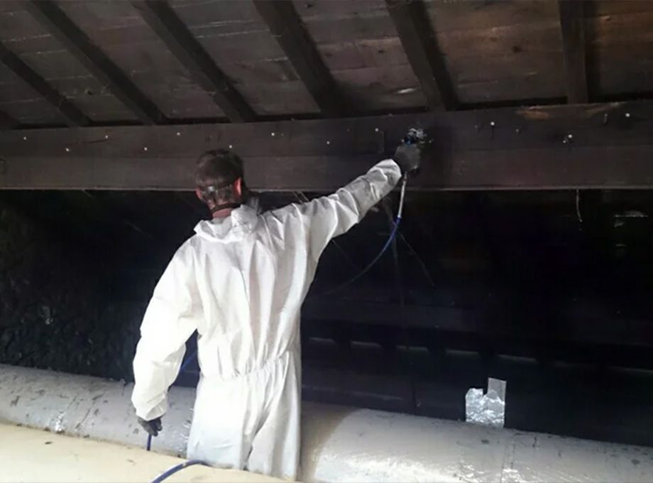 Ouvrier traitant une charpente