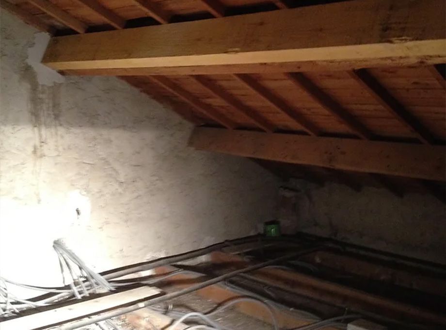 Charpente éclairée par une lumière artificielle 