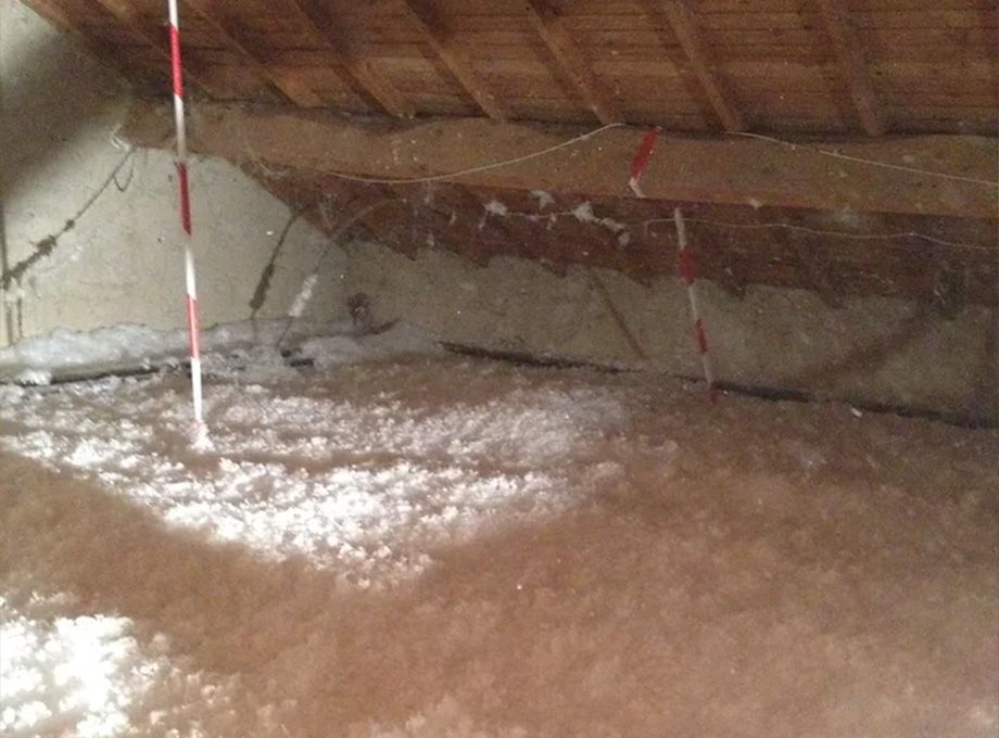 Laine de verre disposé dans les combles 