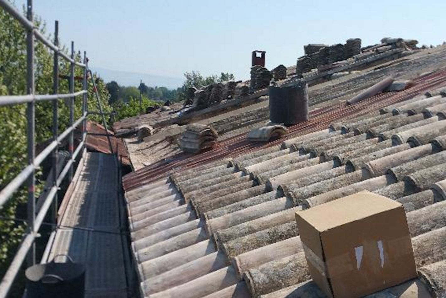 Travaux de recouvrement de toiture en cours