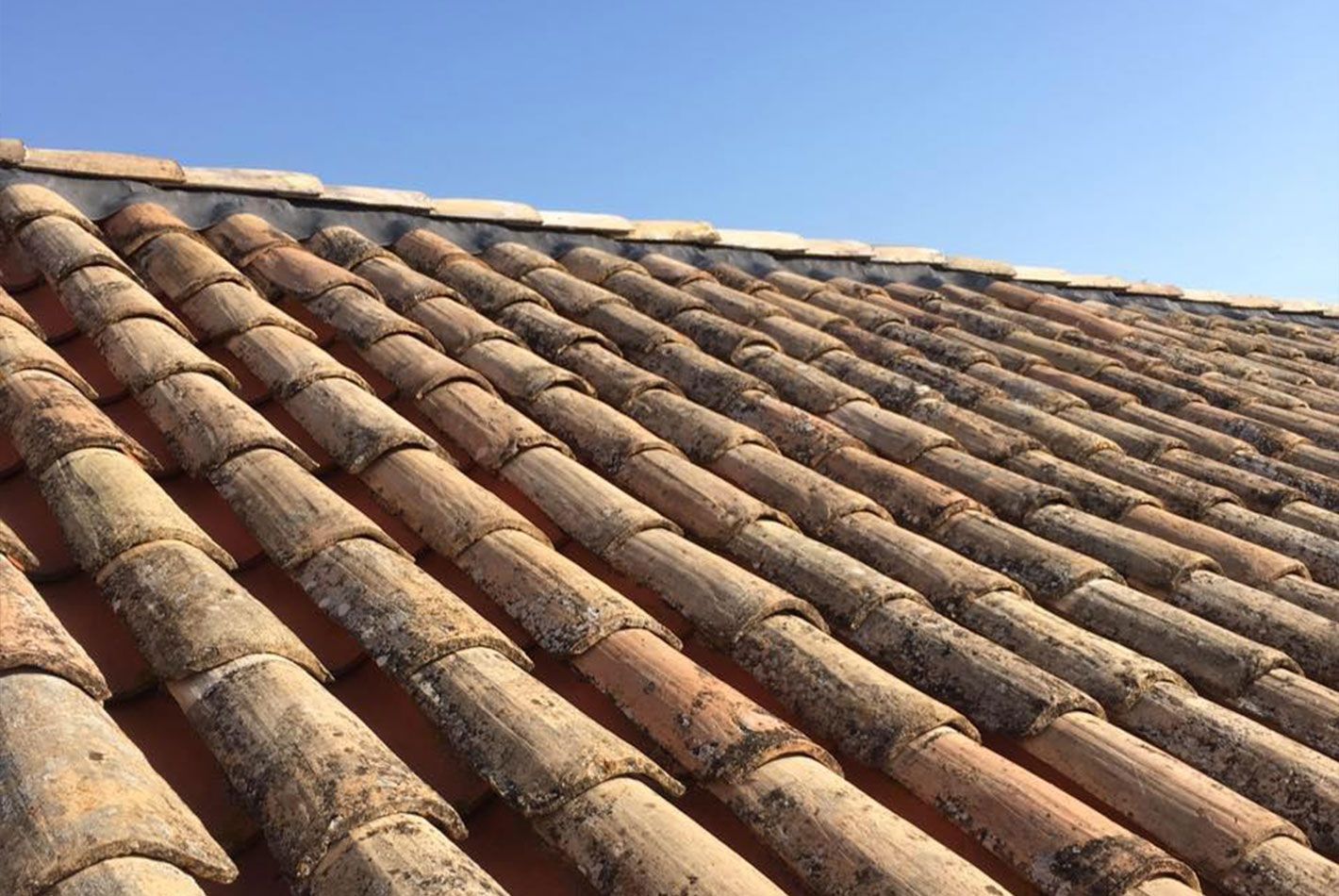 Toiture traditionnelle sous un ciel bleu