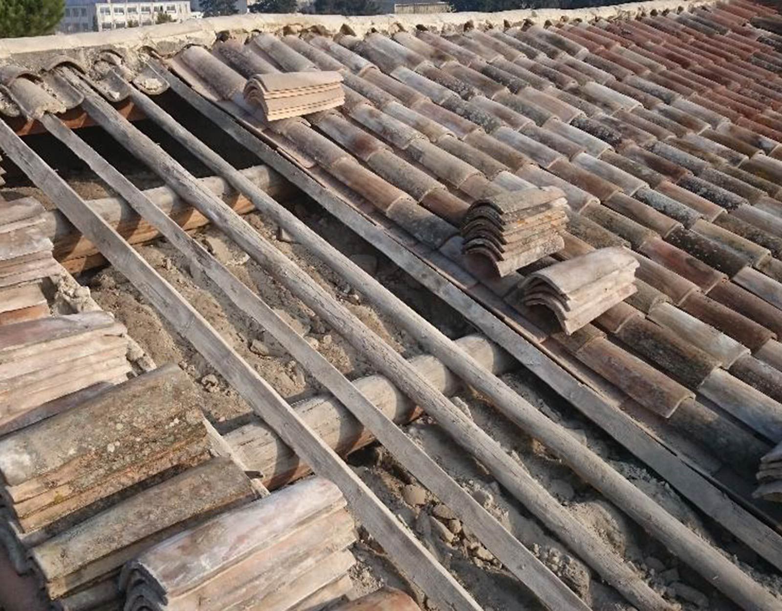 Pose de tuiles sur une toiture 2