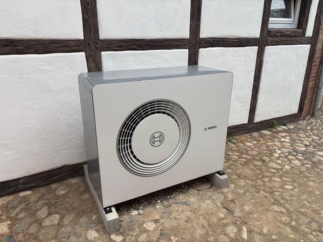 Bosch Compress 10 kW Luft-Wasser-Wärmepumpe in Sparrieshoop – installiert von Gebrüder Dencker