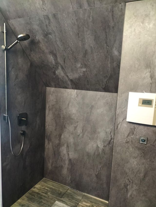 Moderne Dusche nach Badsanierung in Elmshorn