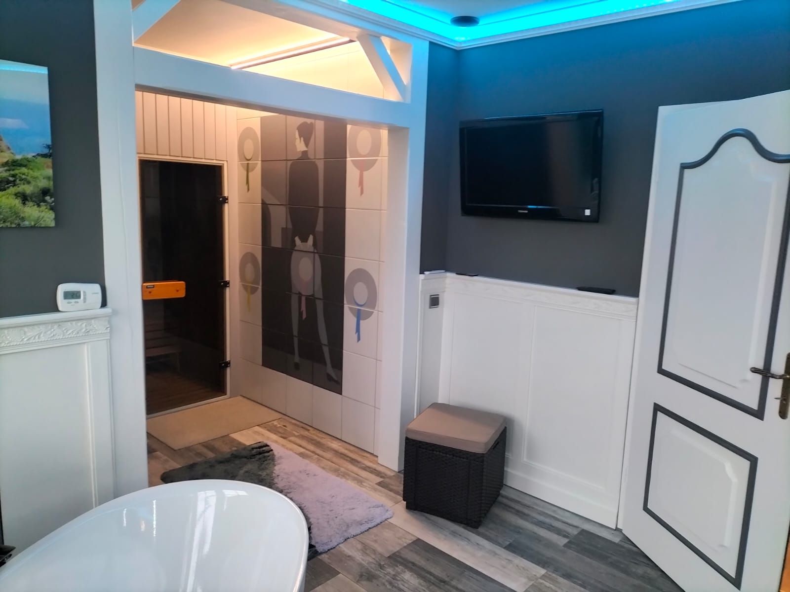 Modernes Badezimmer und Badsanierung von Gebrüder Dencker für Kunden in Norderstedt