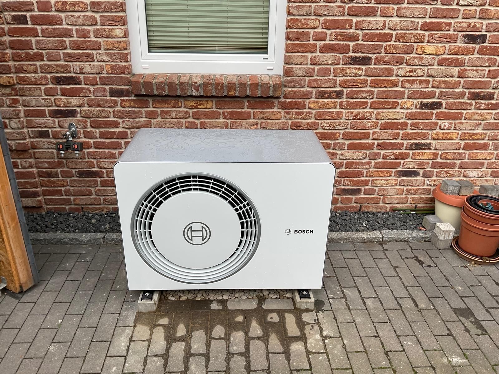 Moderne Wärmepumpenanlage von Gebrüder Dencker für Kunden in Ahrensburg