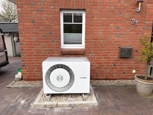 Moderne Wärmepumpe für ein Wohnhaus in Elmshorn