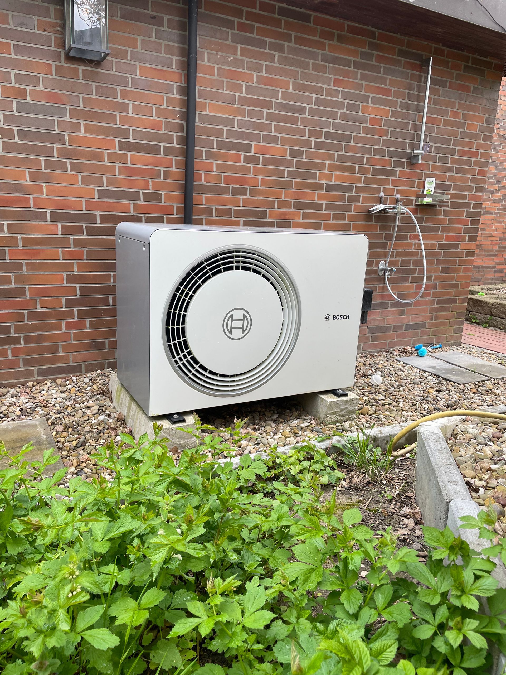 Moderne Wärmepumpenanlage von Gebrüder Dencker für Kunden in Itzehoe