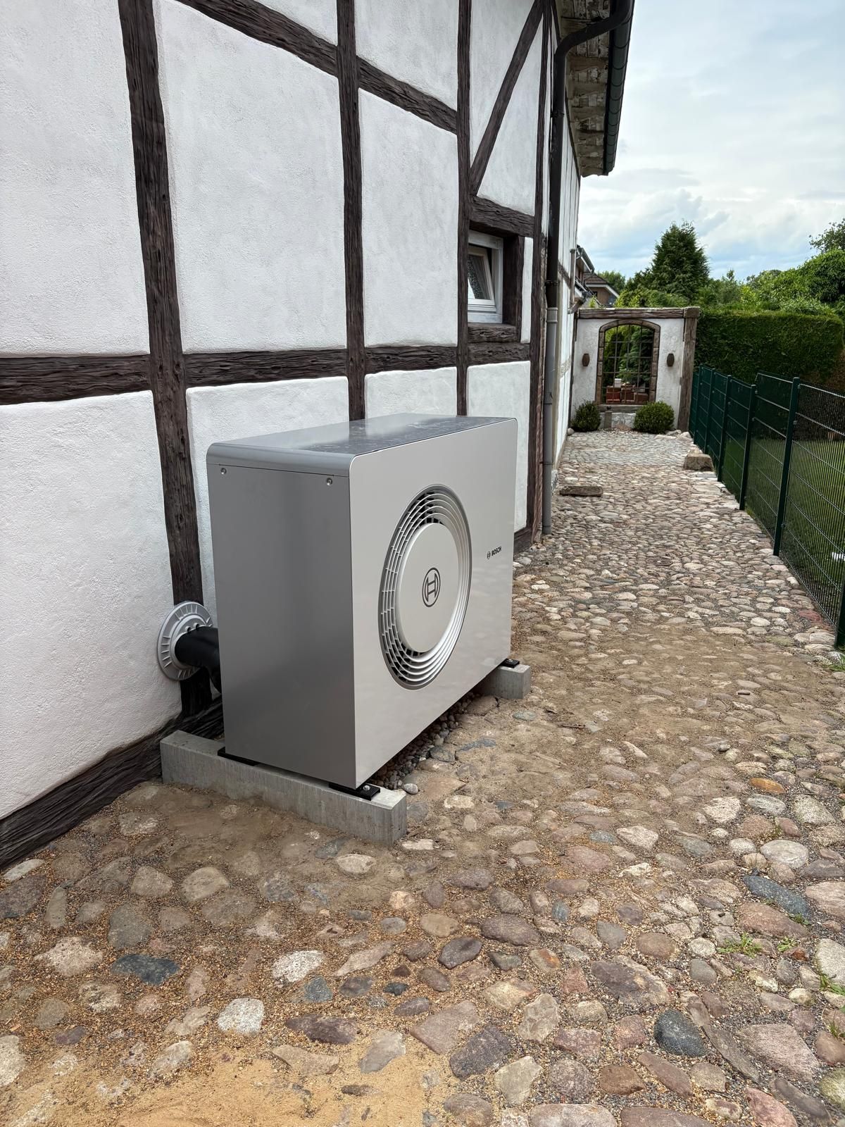 Moderne Wärmepumpenanlage von Gebrüder Dencker für Kunden in Kaltenkirchen