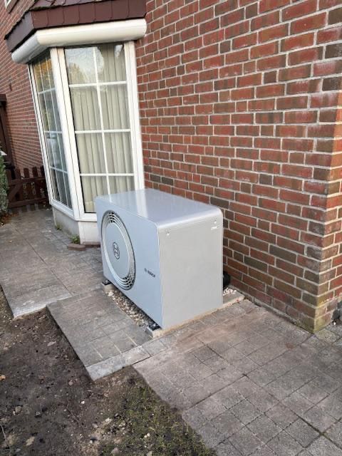 Moderne Wärmepumpenanlage von Gebrüder Dencker für Kunden in Krempe