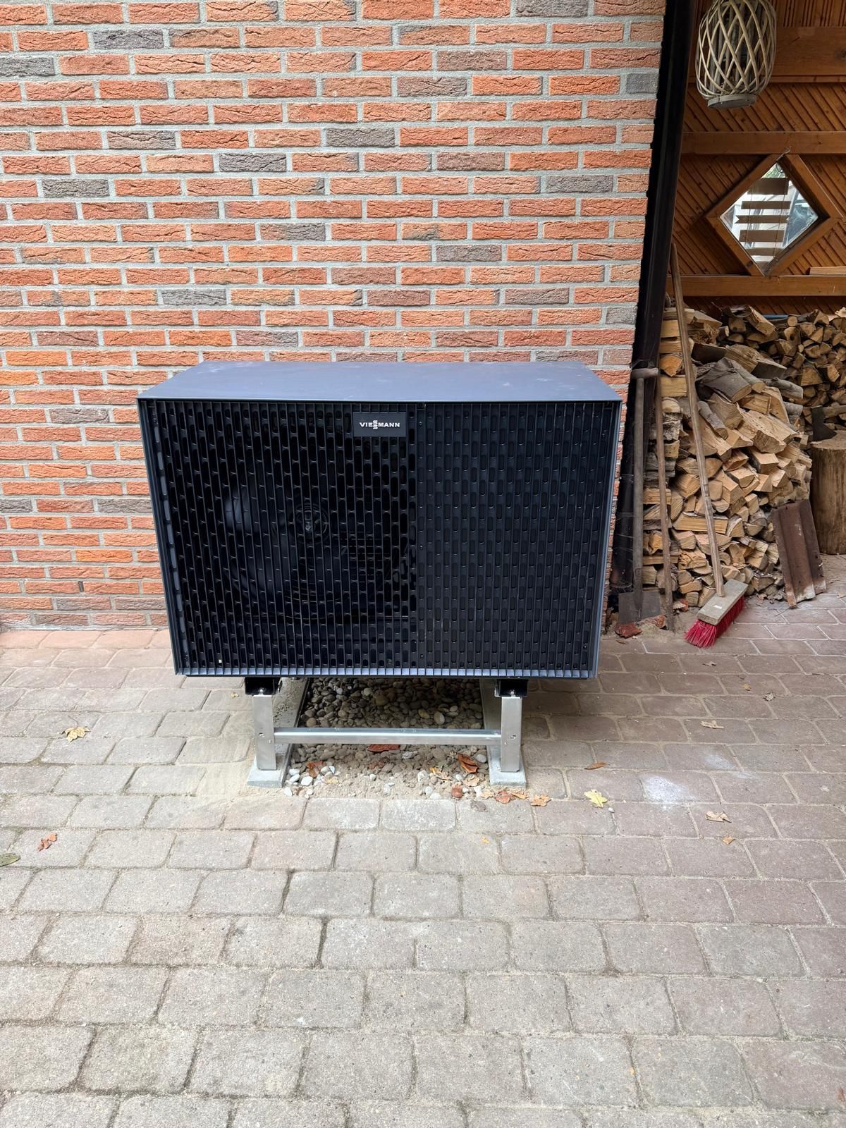 Moderne Wärmepumpe von Gebrüder Dencker für Kunden in Uetersen