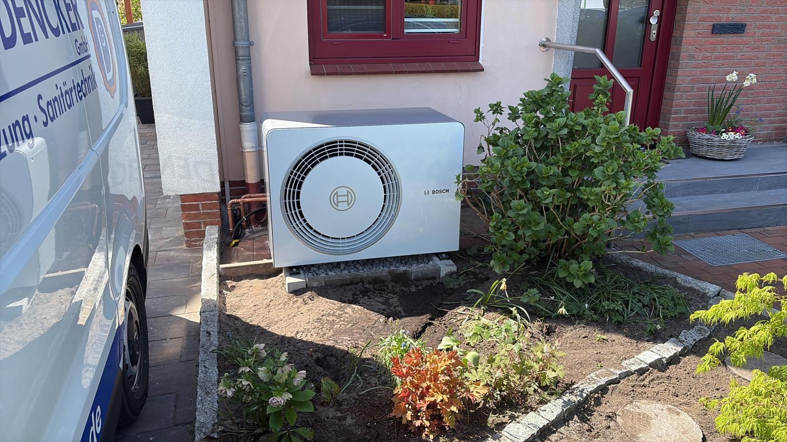 Moderne Wärmepumpenanlage von Gebrüder Dencker für Kunden in Wilster