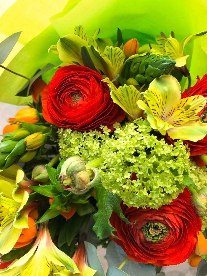 Arrangement floral jaune, vert et rouge