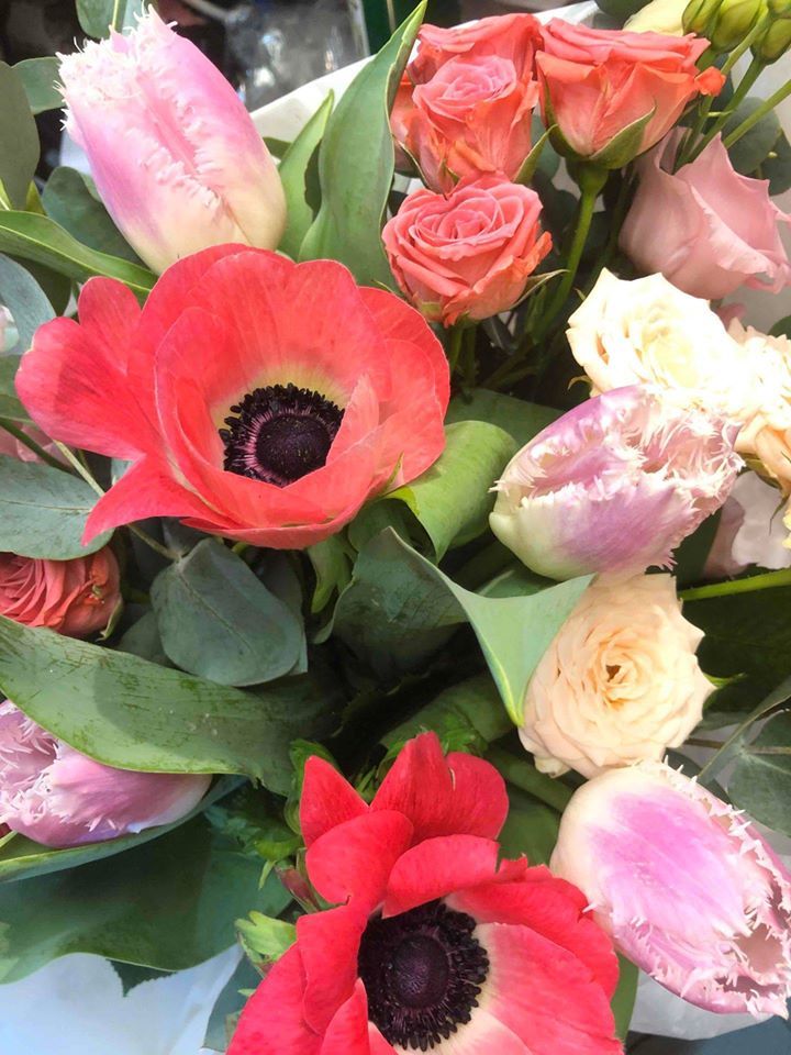 Bouquet de coquelicot, fleurs roses et blanches