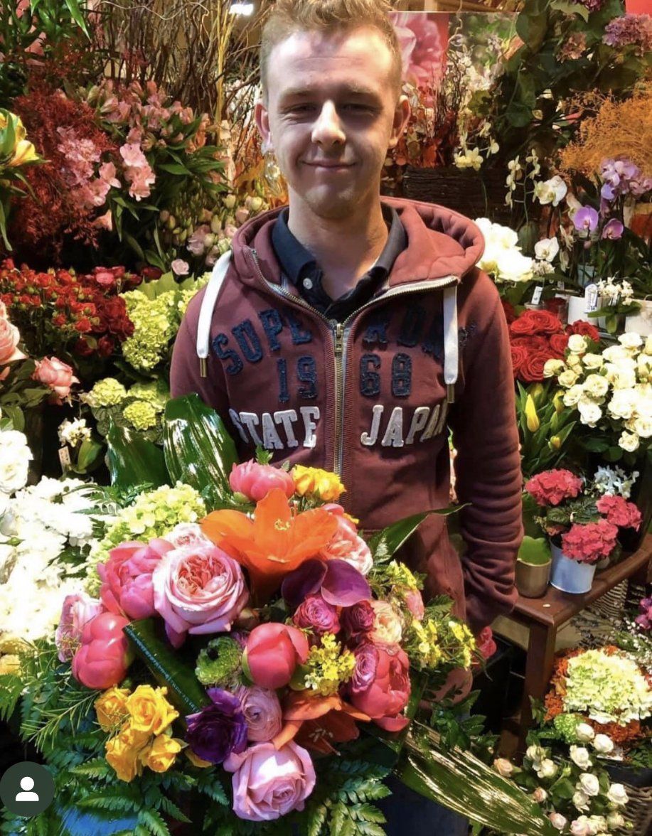 Fleuriste avec un bouquet de fleurs colorées