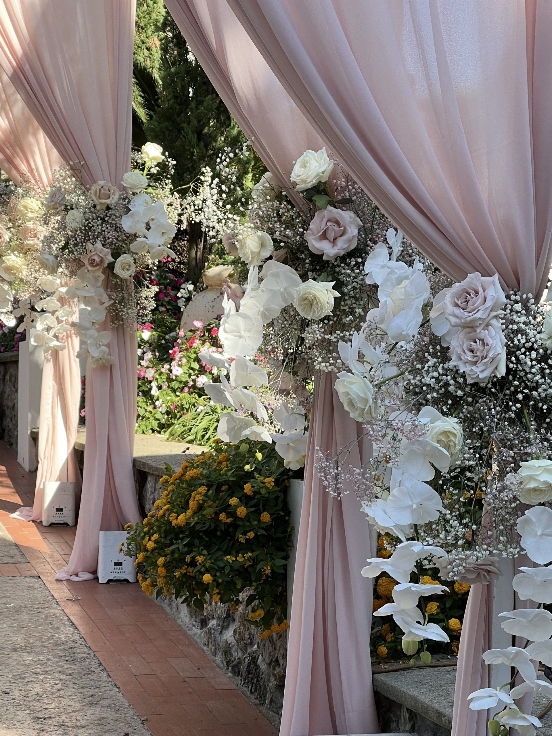 De nombreuses compositions florales de roses blanches