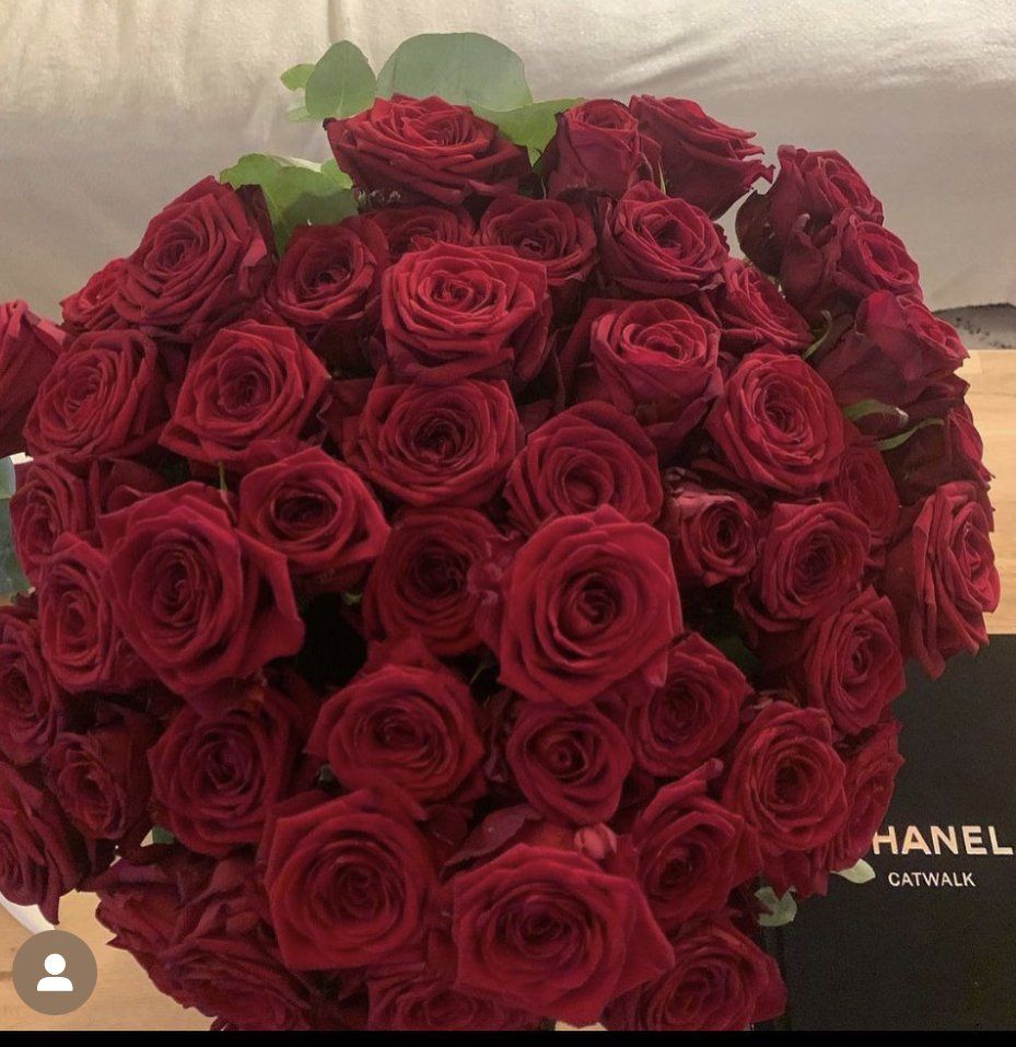 Bouquet d'un grand nombre de roses rouges